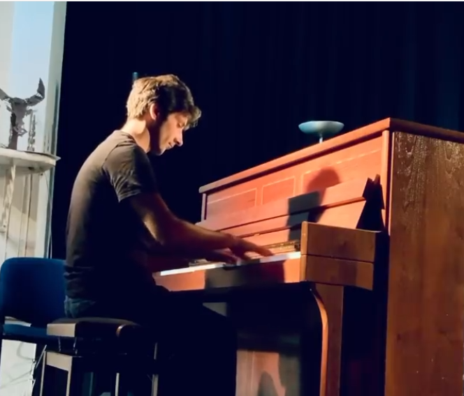 Sebastien Loghman playing piano on stage