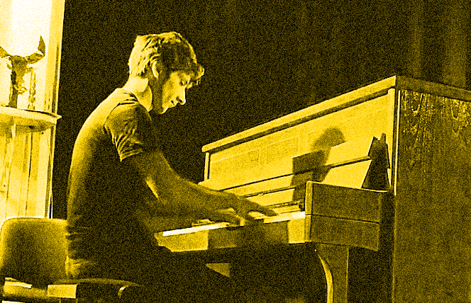 Sebastien Loghman playing piano on stage